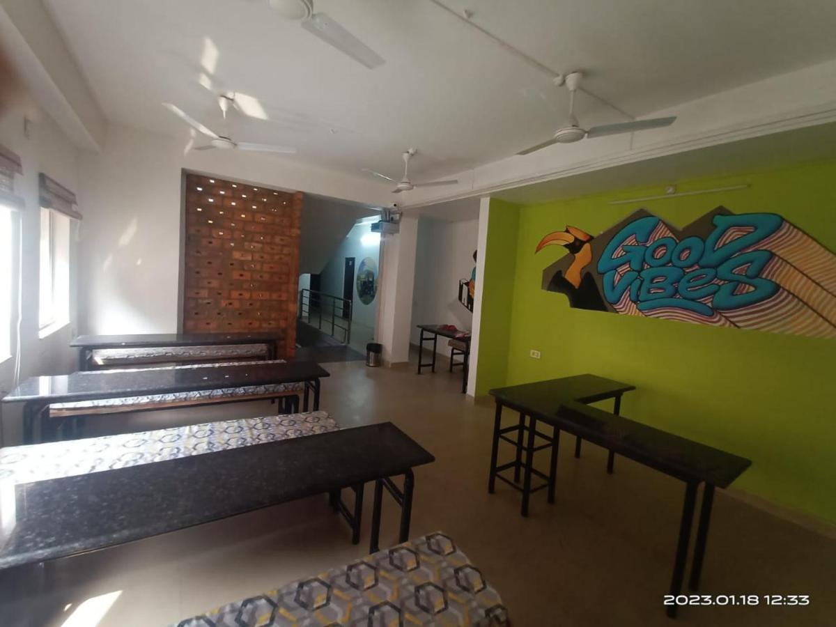 Travelers Hostel Guwahati Bagian luar foto