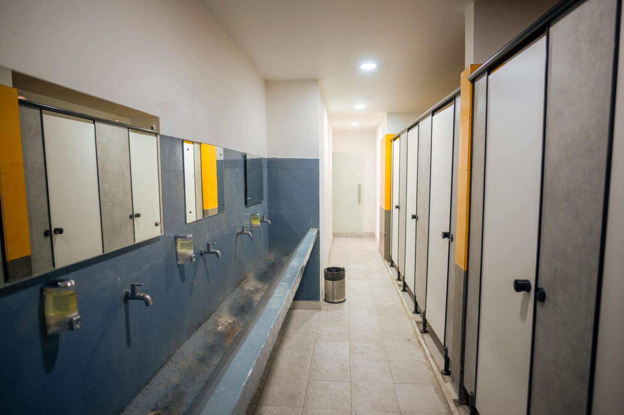 Travelers Hostel Guwahati Bagian luar foto